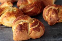 MAGGI Mash Crusty Garlic Knots